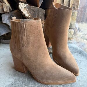 Marc Fisher women’s leather Suede Pointed-Toe Ankle Boots in tan. Sz-9.5M. LocW